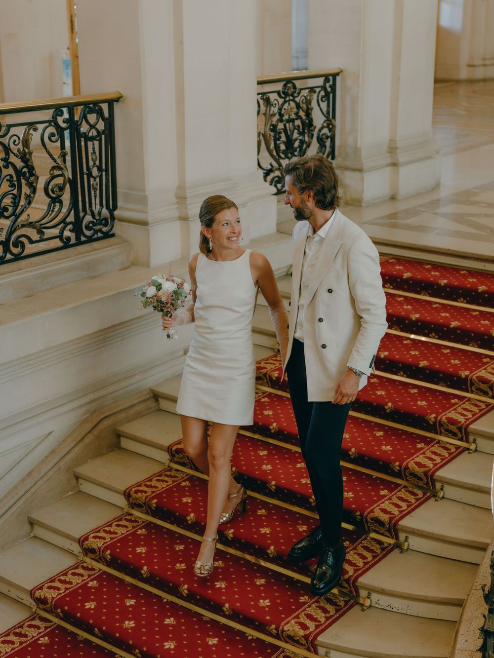 Découvrez le mariage de Marianne et Douglas à la mairie de Levallois, France, immortalisé par Julie Fox, photographe de mariage