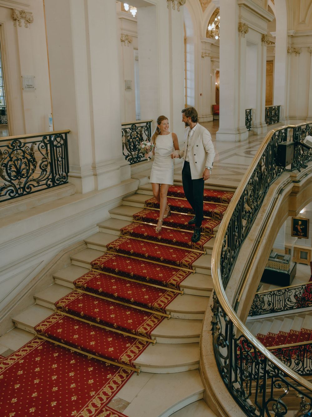 Découvrez le mariage de Marianne et Douglas à la mairie de Levallois, France, immortalisé par Julie Fox, photographe de mariage