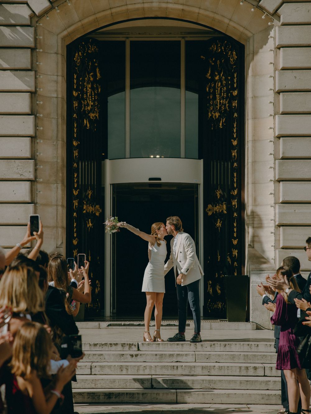 Découvrez le mariage de Marianne et Douglas à la mairie de Levallois, France, immortalisé par Julie Fox, photographe de mariage