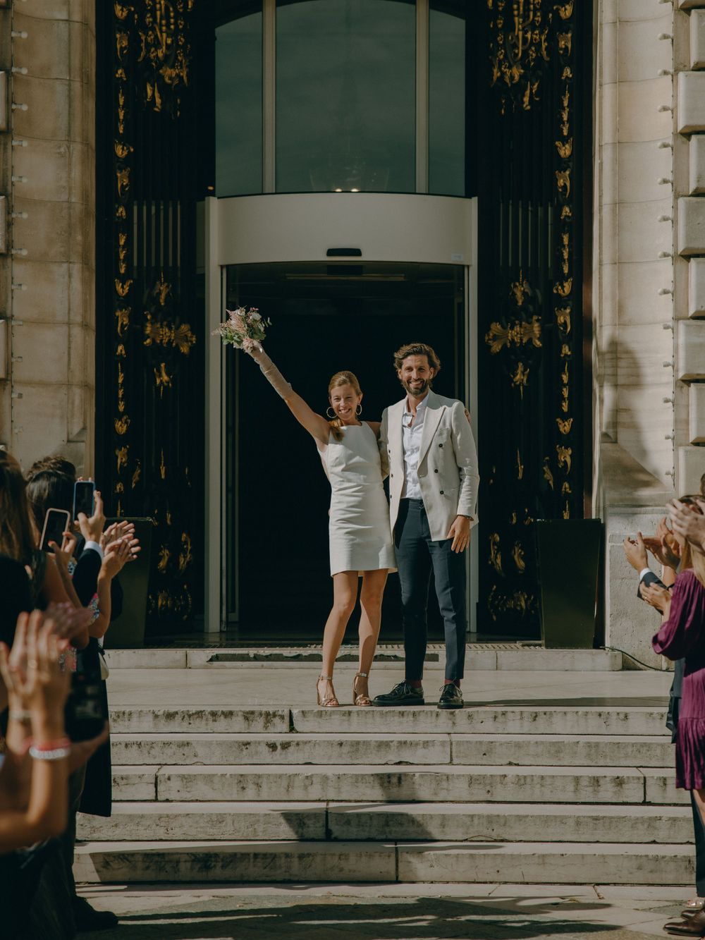 Découvrez le mariage de Marianne et Douglas à la mairie de Levallois, France, immortalisé par Julie Fox, photographe de mariage