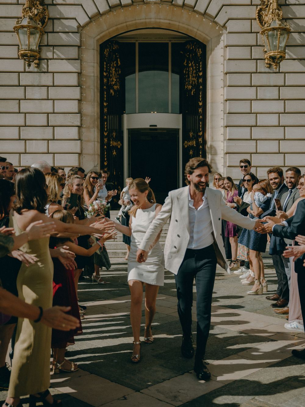 Découvrez le mariage de Marianne et Douglas à la mairie de Levallois, France, immortalisé par Julie Fox, photographe de mariage