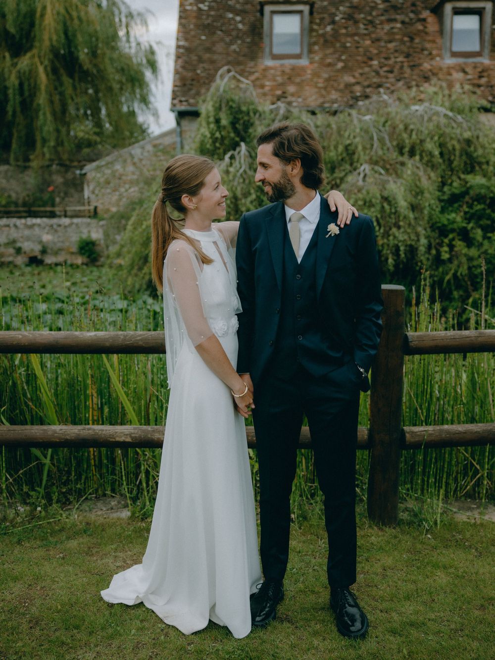 Découvrez le mariage de Marianne et Douglas aux Hauts de Pardaillan à Épernon, France, immortalisé par Julie Fox, photographe de mariage