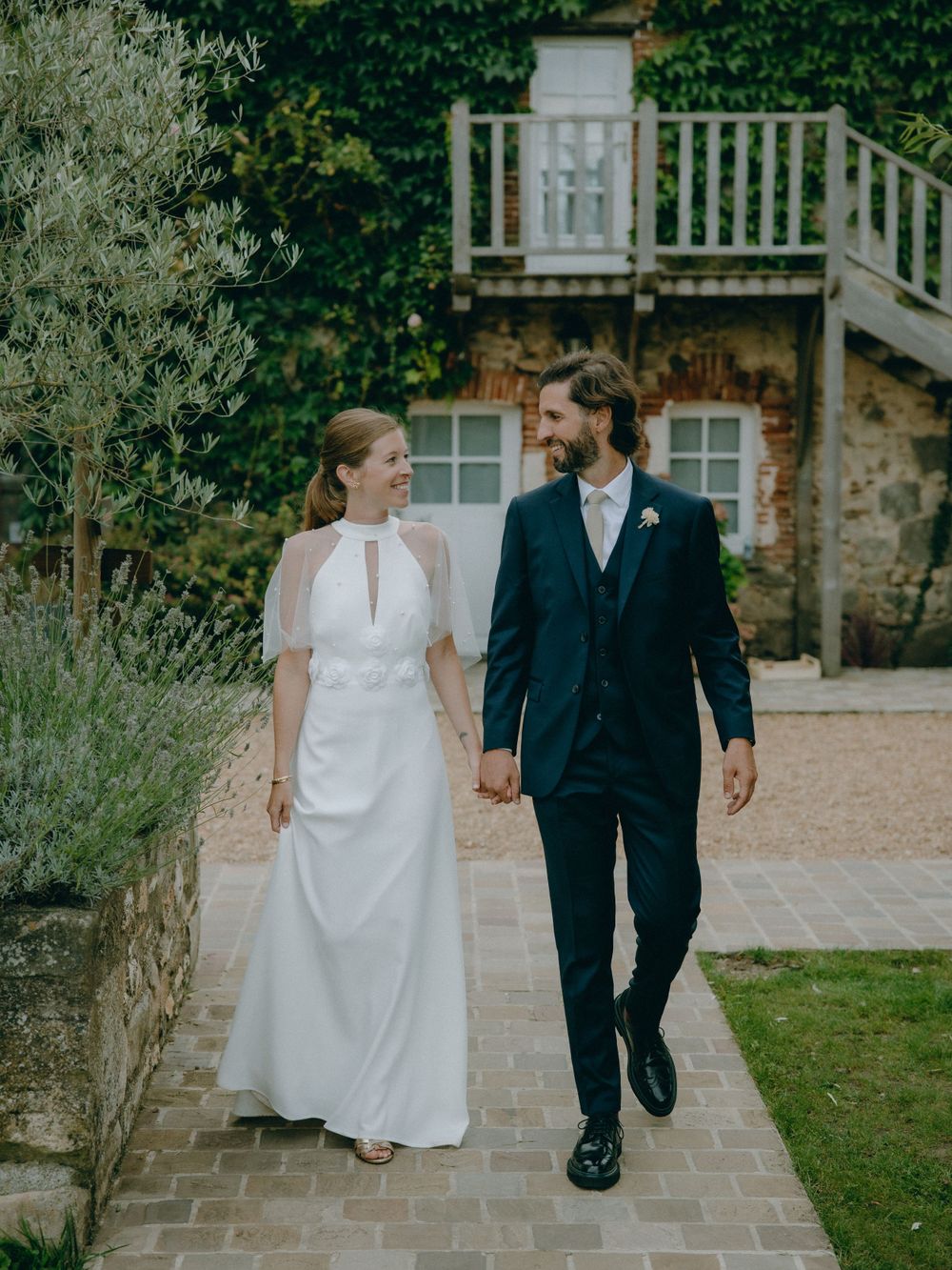 Découvrez le mariage de Marianne et Douglas aux Hauts de Pardaillan à Épernon, France, immortalisé par Julie Fox, photographe de mariage