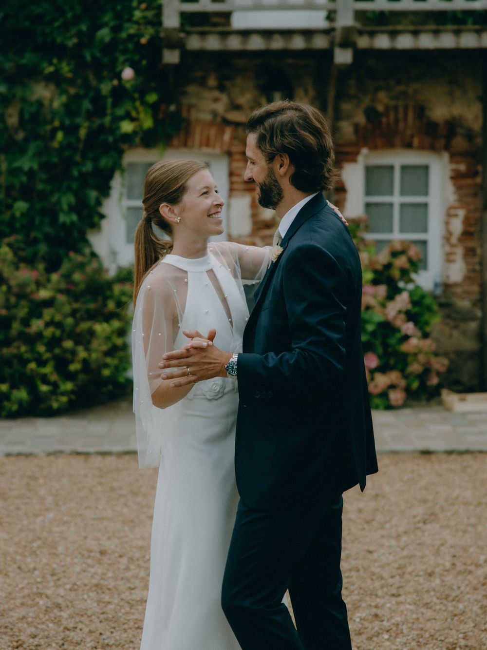 Découvrez le mariage de Marianne et Douglas aux Hauts de Pardaillan à Épernon, France, immortalisé par Julie Fox, photographe de mariage