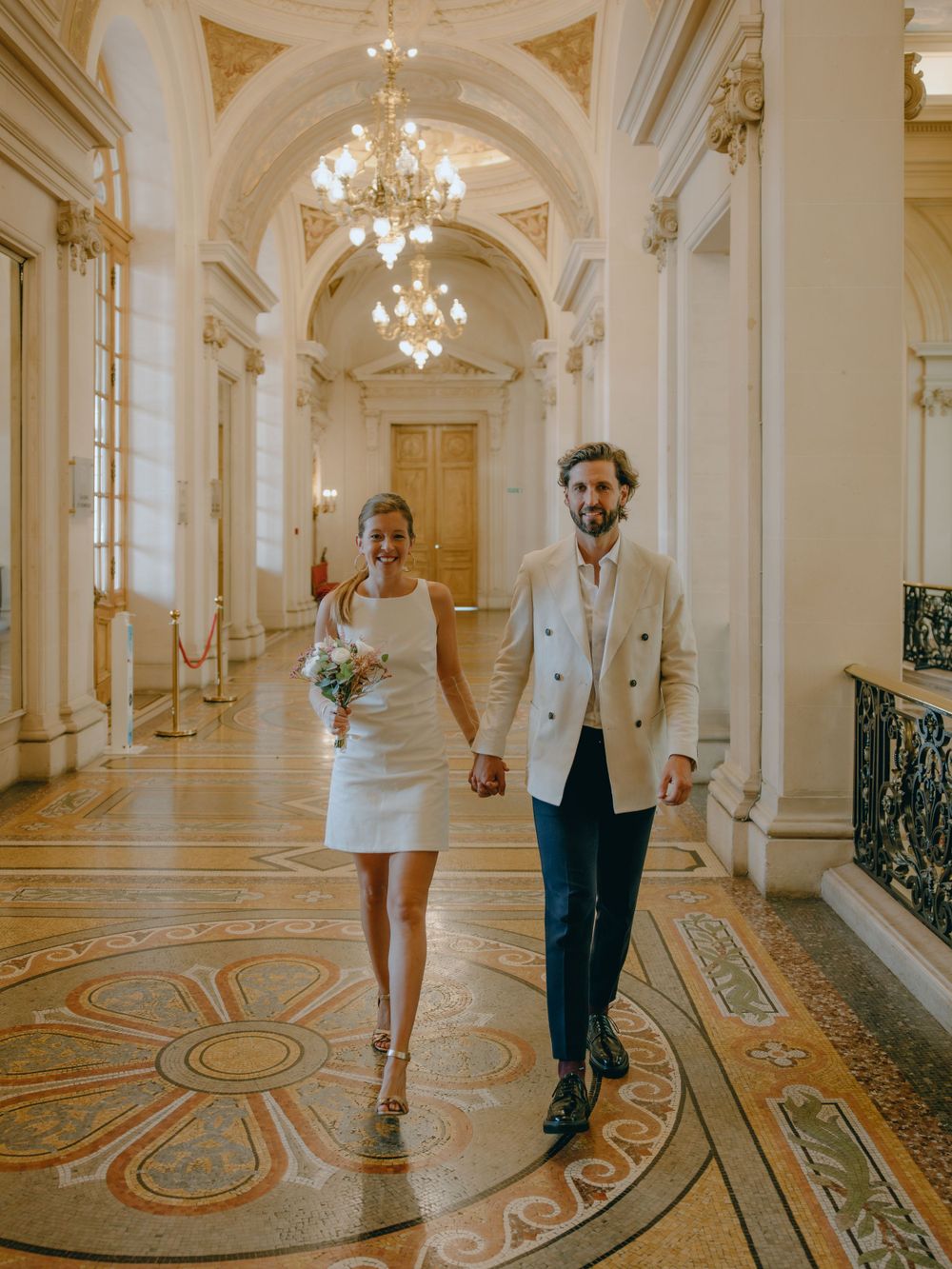 Découvrez le mariage de Marianne et Douglas à la mairie de Levallois, France, immortalisé par Julie Fox, photographe de mariage