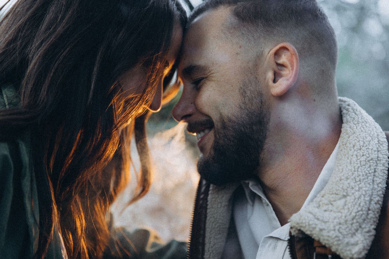 photo de couple au coucher du soleil