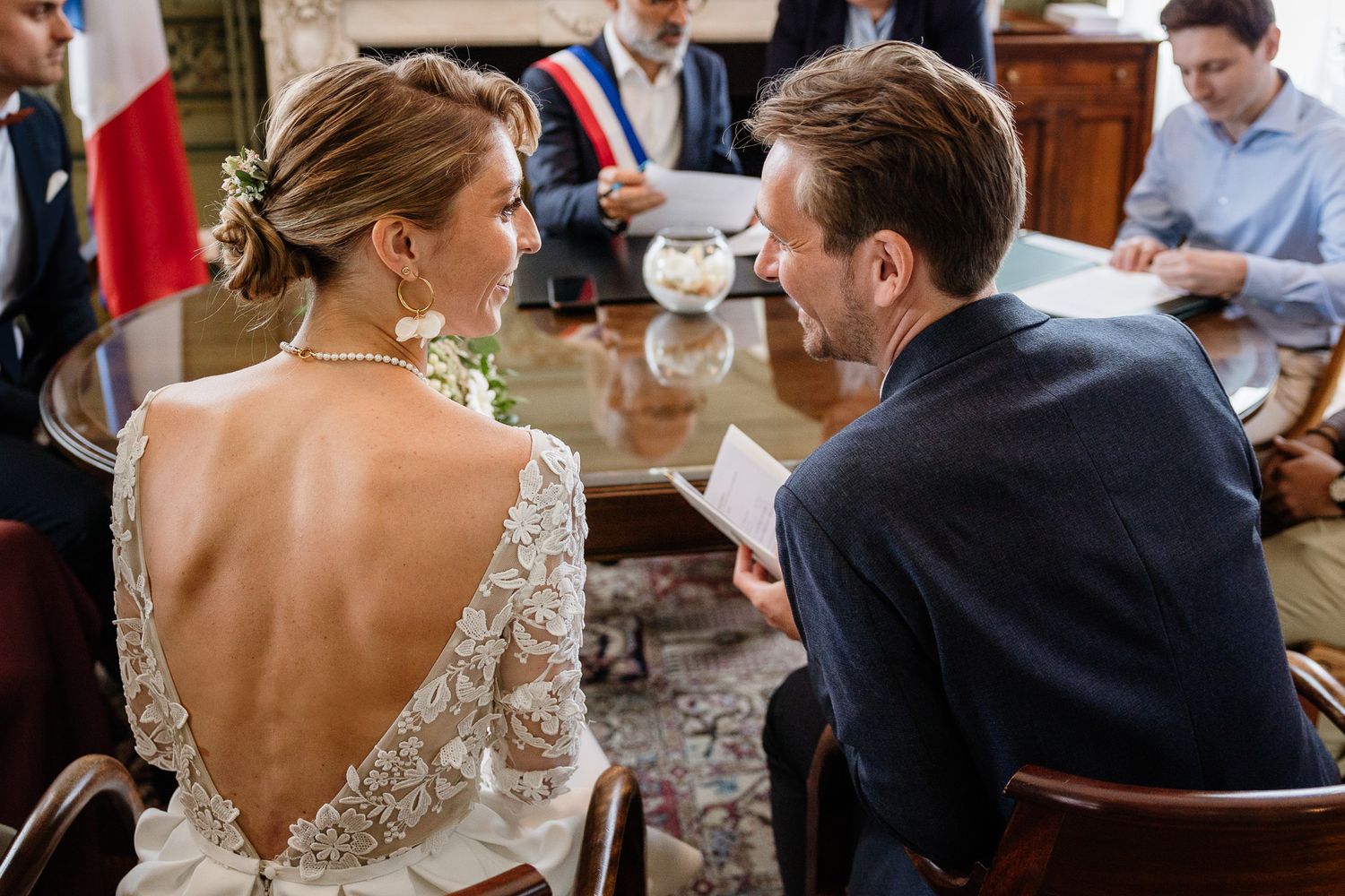 Echange de regards complices des maries dans la mairie de Lambersart lors de leur mariage chic pres de Lille.