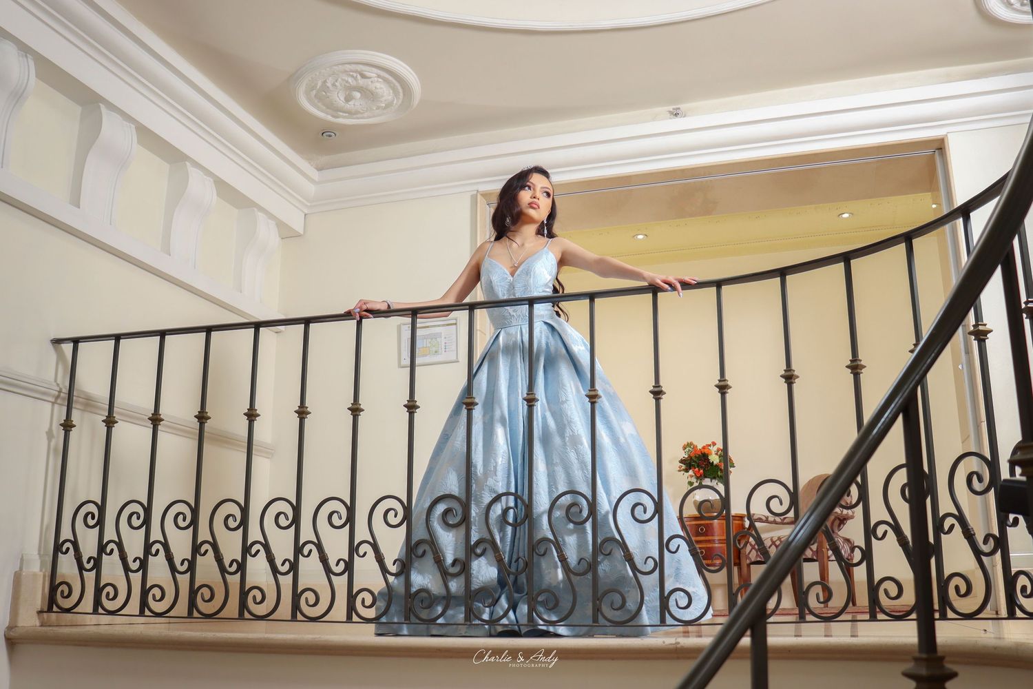 Sesión de fotos de quinceañera en Quito con vestido elegante y estudio fotográfico profesional.
