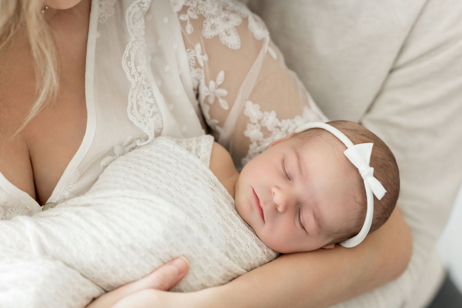 Tender moments with baby and brother with family in Newport Beach home
Lifestyle baby session with brother and 6 month baby girl OC