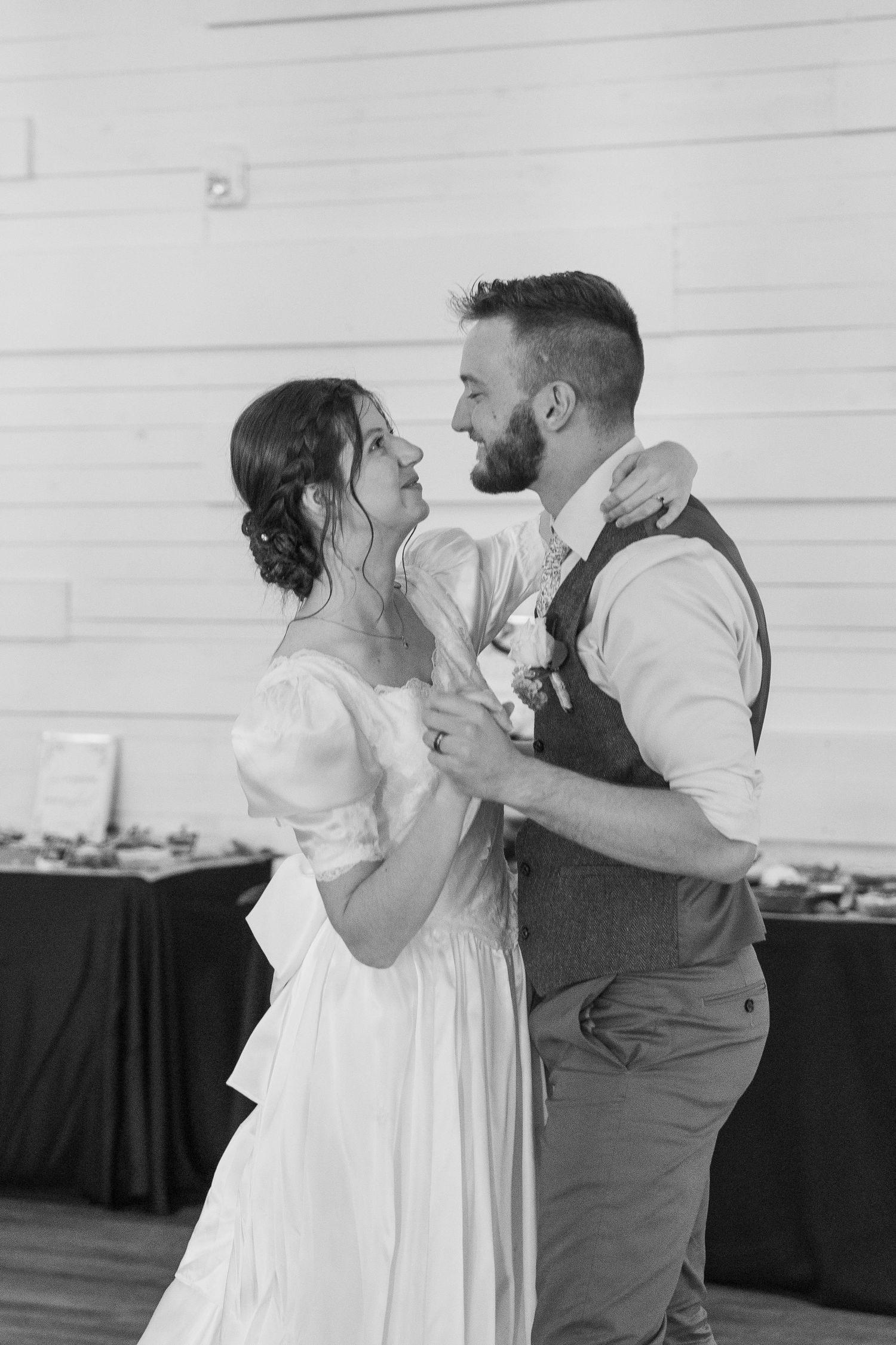 ©AnnaVonRiesenPhotography Wedding Reception Portrait | B&W image of bride and groom during first dance
