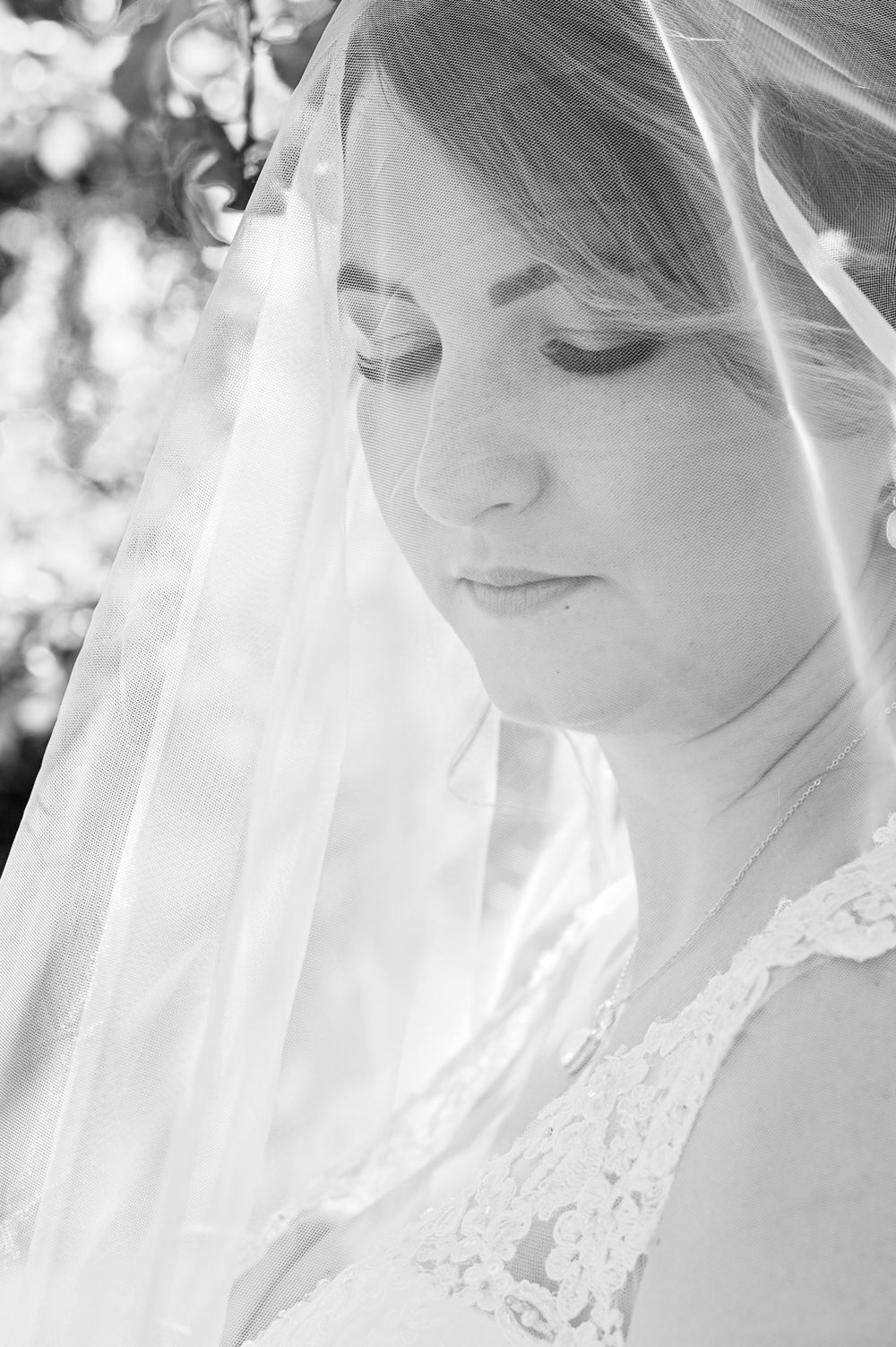 Schwarz-weiß Portraitaufnahme einer Braut, Hochzeitsfoto in Bayern, Emotionale Hochzeitsbilder Bayern, Pfarrkirchen