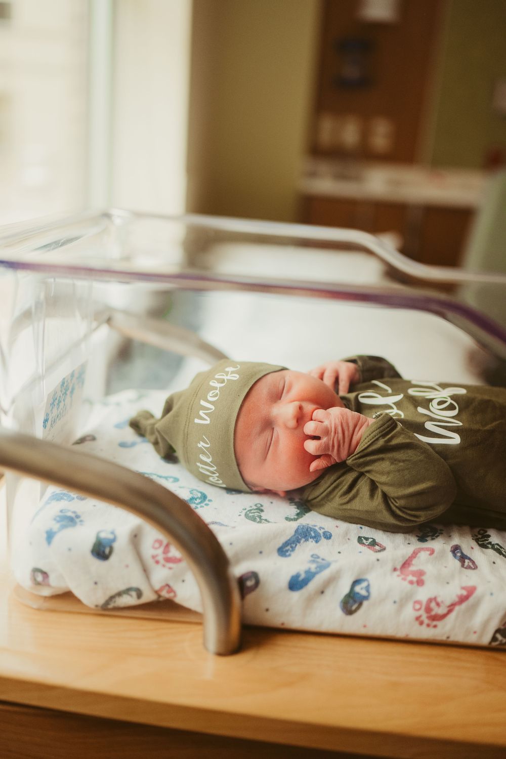 Fresh 48 session by Dayton, Ohio based newborn photographer Disney Magic Photography, serving Beavercreek, Bellbrook, Kettering and more