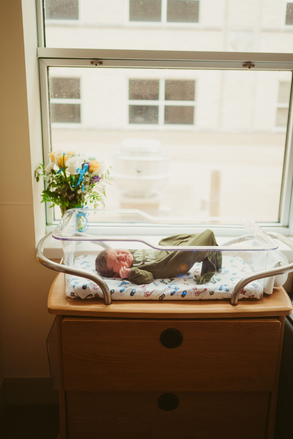 Fresh 48 session by Dayton, Ohio based newborn photographer Disney Magic Photography, serving Beavercreek, Bellbrook, Kettering and more