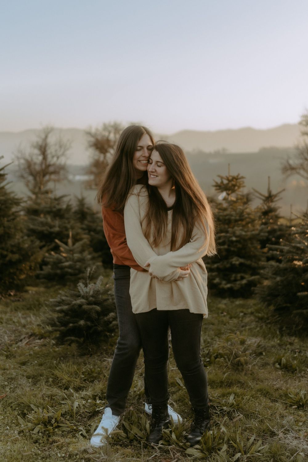 zwei Frauen umarmen sich