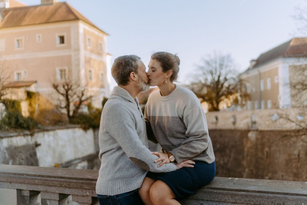 Frau und Mann küssen sich