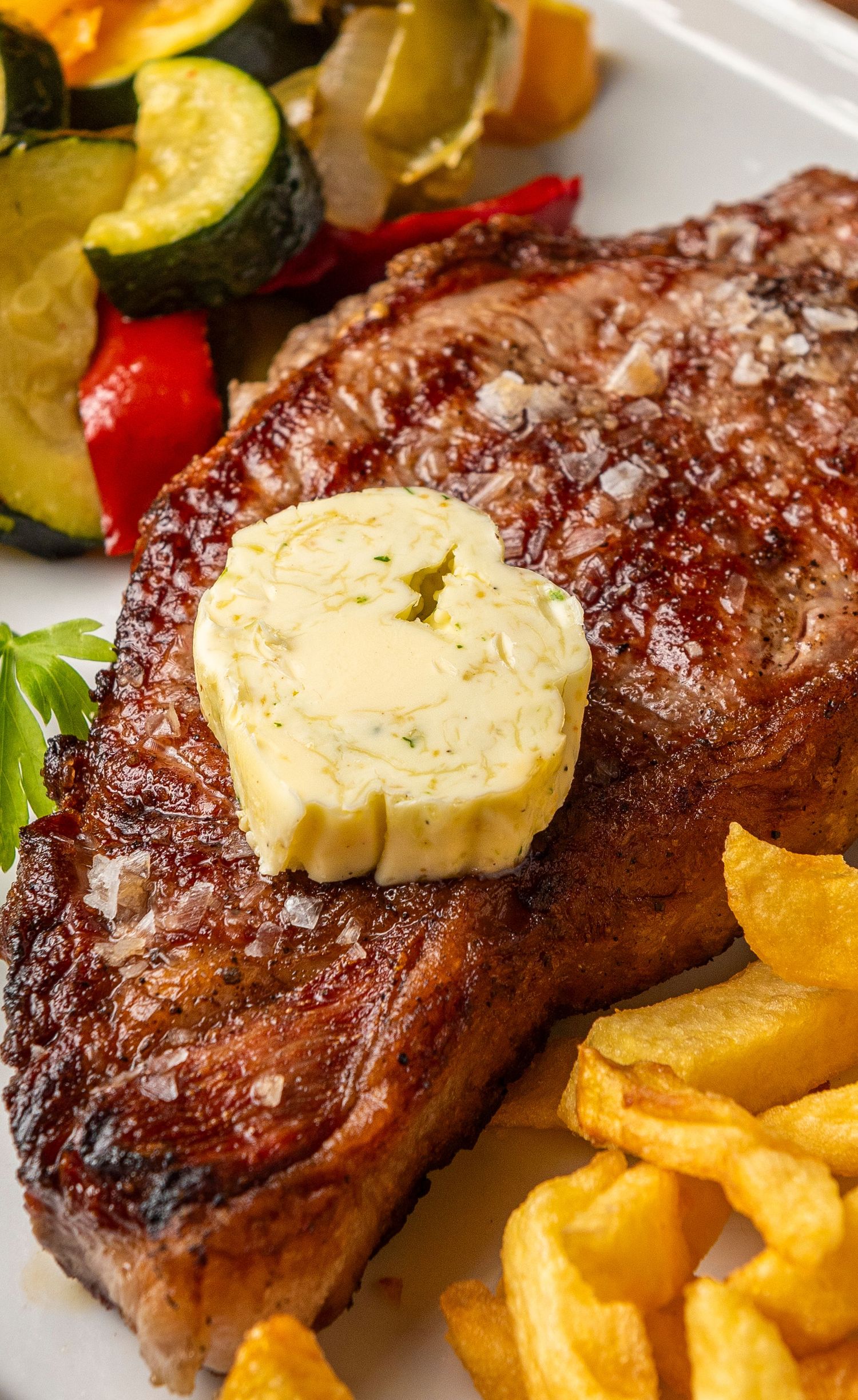 Gastronomía auténtica de la Costa del Sol: disfruta de los sabores frescos de Marbella y Nerja en cada plato.filete poco hecho con patatas