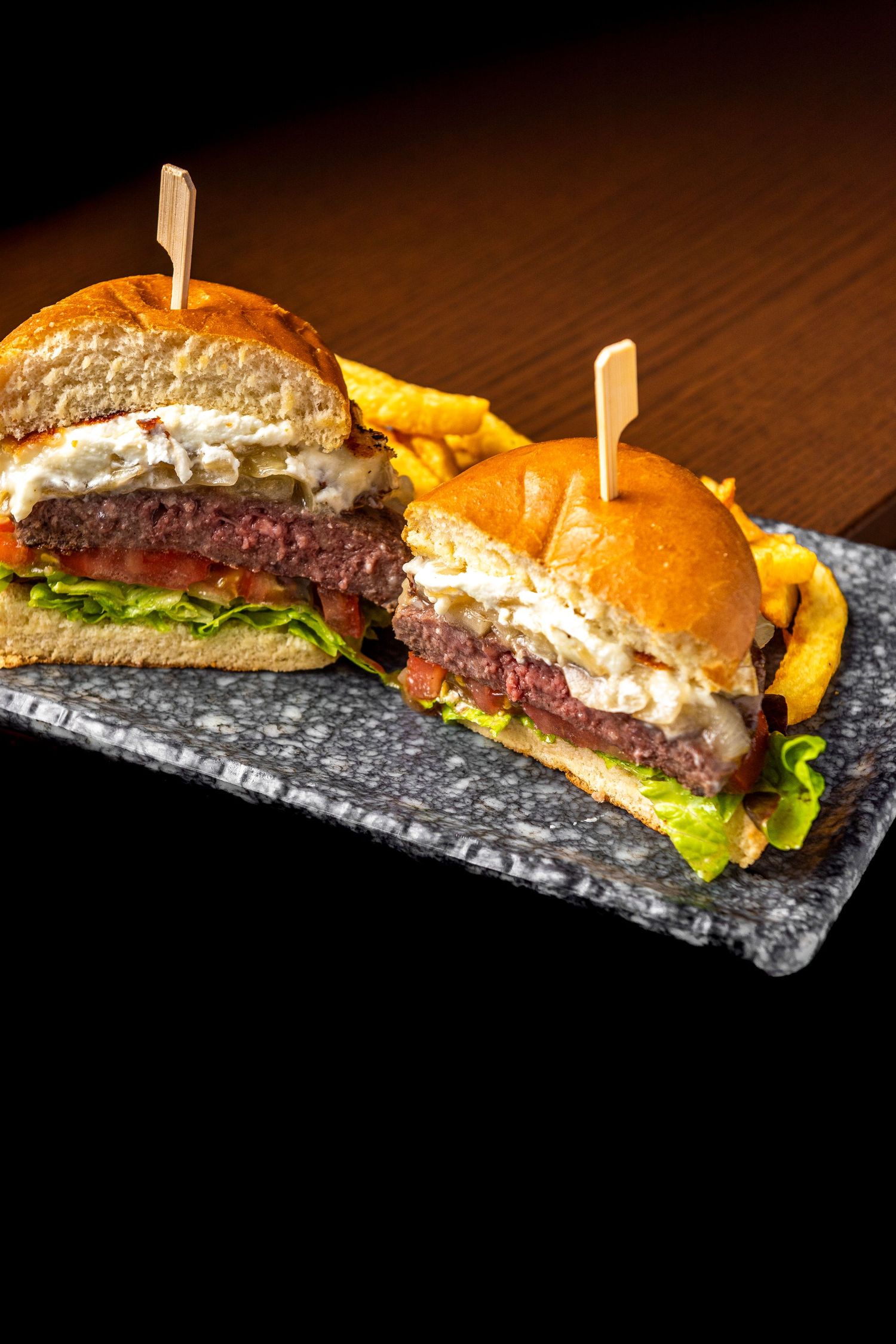 The best burgers on the Costa del Sol: enjoy unique flavors in Marbella and Nerja. Roberto Centurión photography.