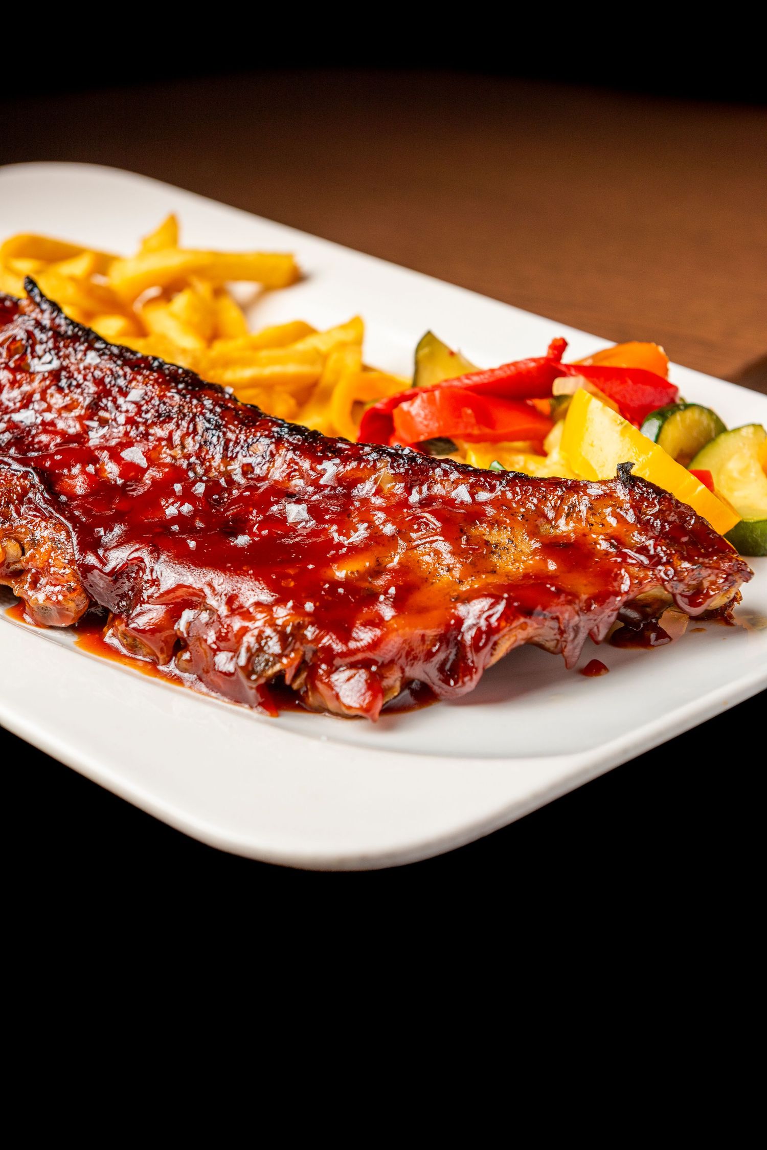 The best barbecue ribs on the Costa del Sol, captured through the lens of Roberto Centurión, food photographer.