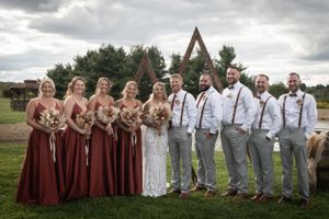 outdoor wedding bride and groom and wedding party