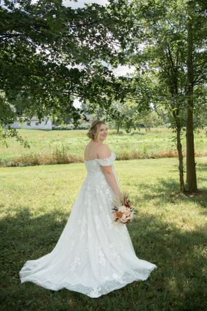 outdoor wedding bride
