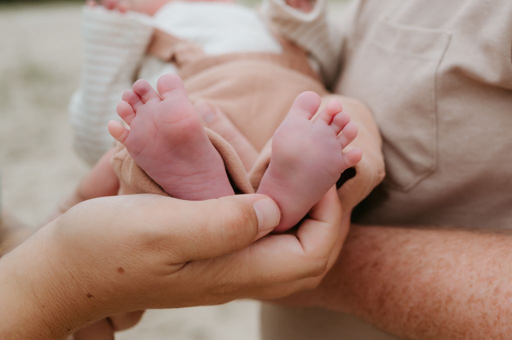 Melissa Stuer Photography Moederschapsfotograaf Moerbeke
newbornfotograaf babyfotograaf  newborn babyvoetjes detailfoto handen ouders
