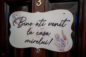 Decorative wedding signs with Romanian text displayed against a dark background.