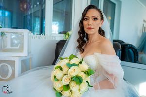 Close-up wedding photography sequence featuring soft cream roses and delicate bridal details.