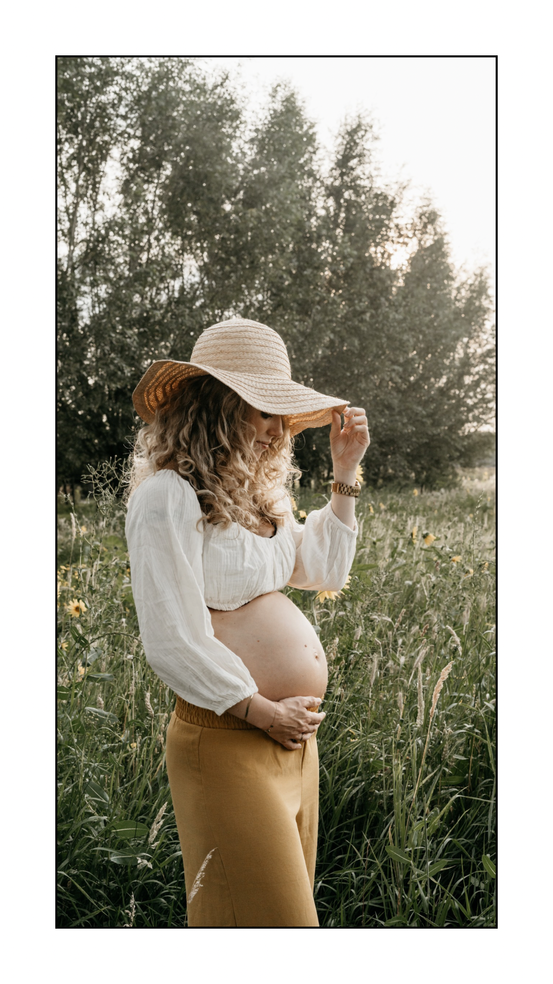 Zwangerschapsshoot, met keuze uit de cliënt closet tijdens golden hour, in een zonnebloemveld.