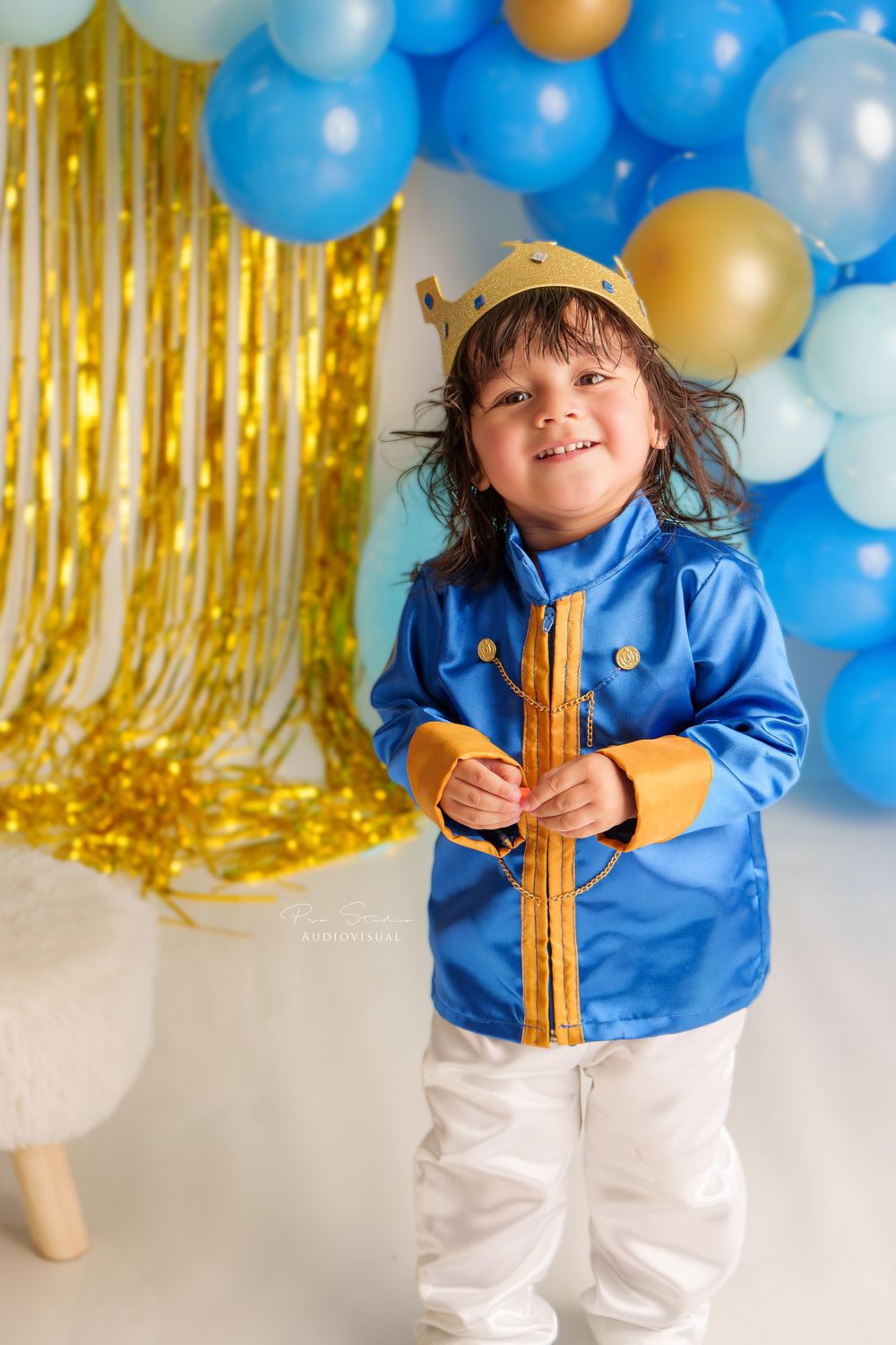 Baby celebrating first birthday with a Smash Cake session, covered in cake and smiling happily Bebé celebrando su primer cumpleaños