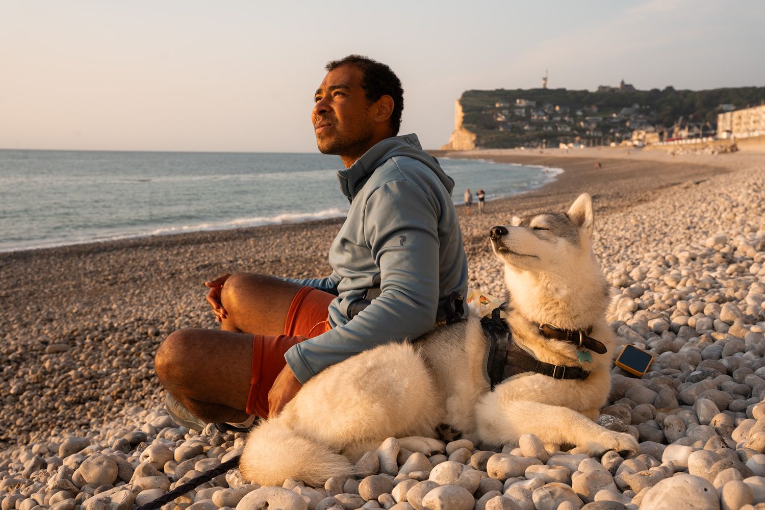 Un vacancier et son chien en pique-nique sur la plage de Fécamp en Normandie sur la côte d'Albâtre