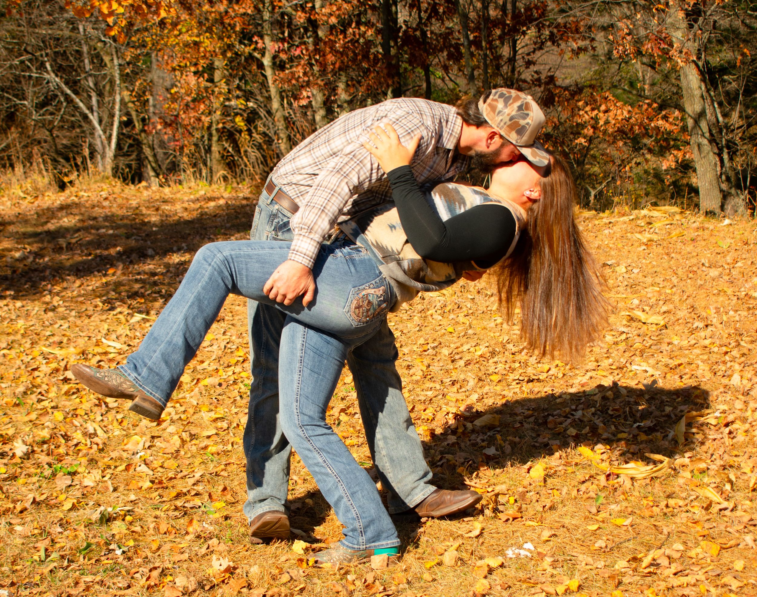 Boyfriend dipping girlfriend and kissing her.