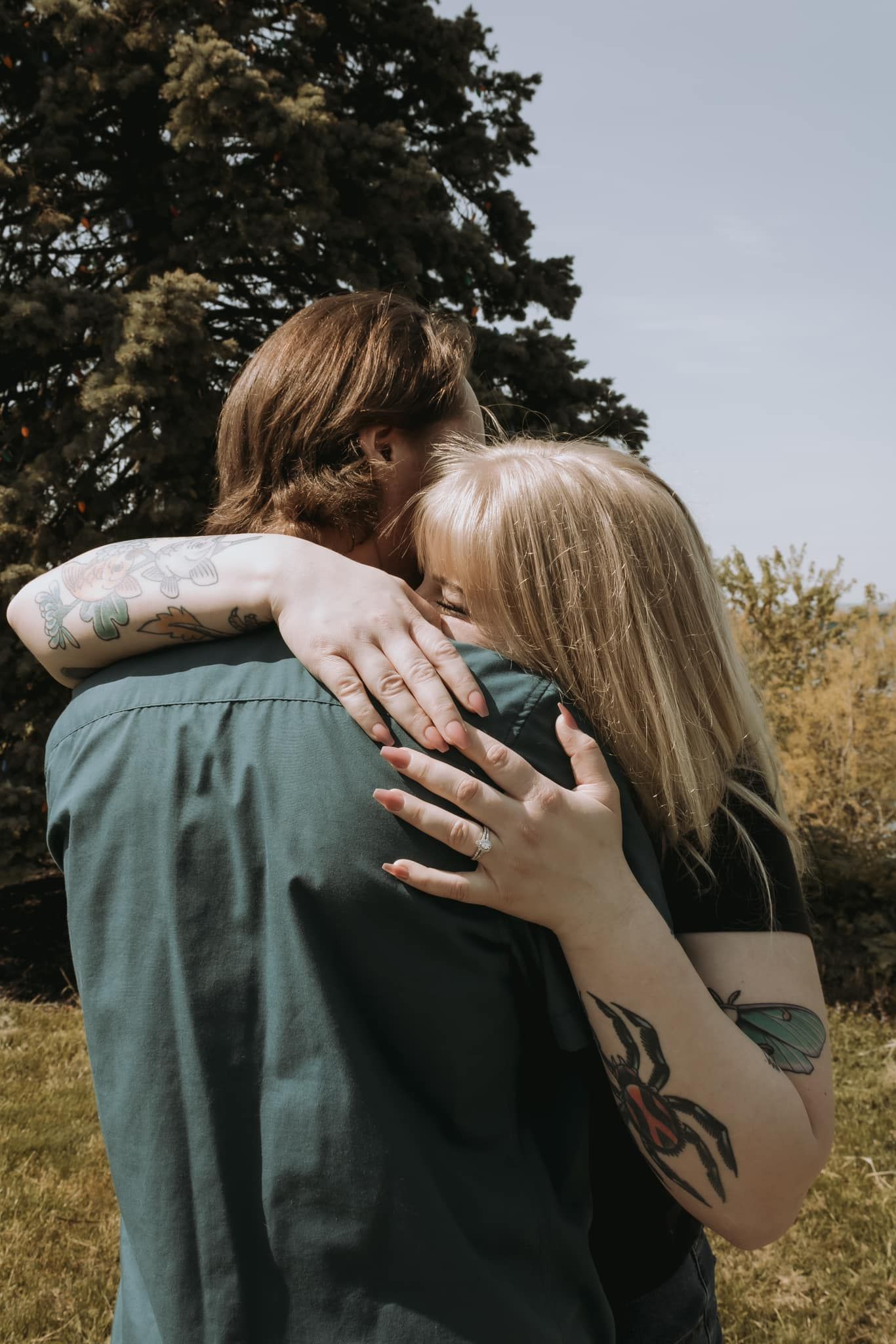 A sequential photo series shows two people embracing outdoors with green foliage in the background.