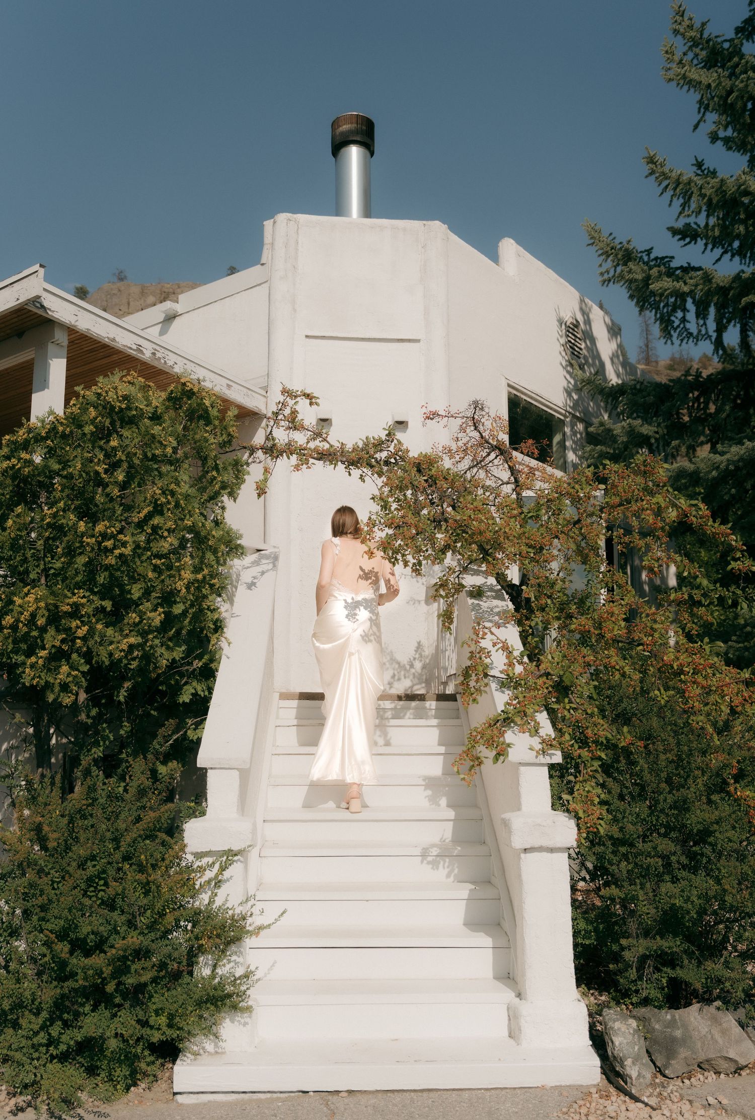 okanagan bride, wearing vintage dress at stunning penticton wedding venue