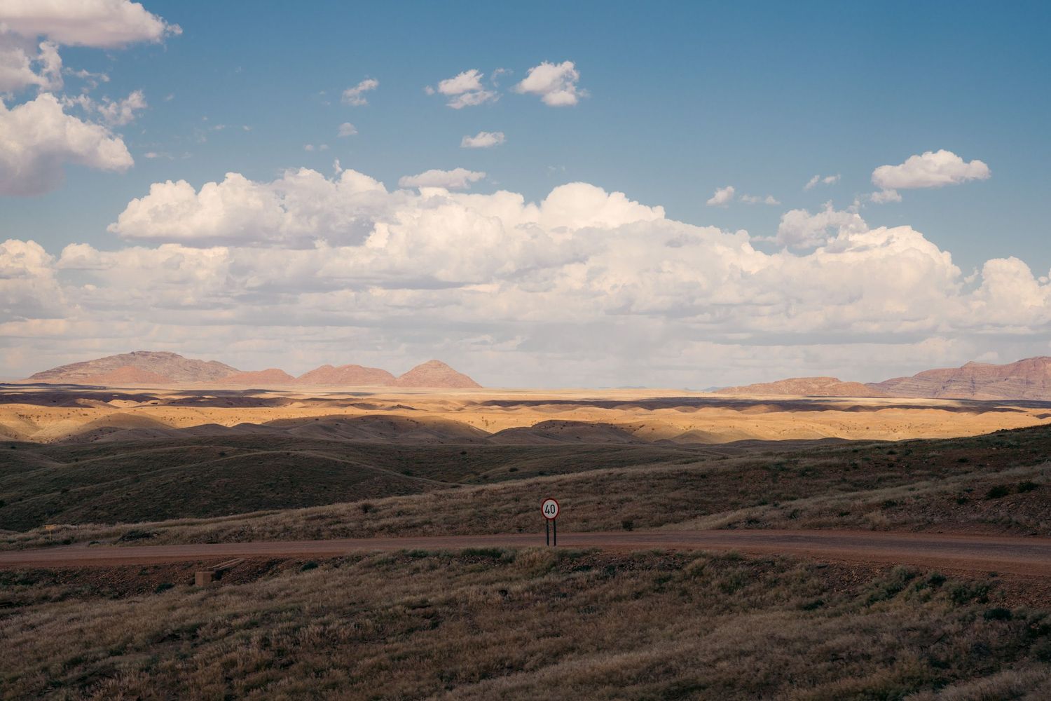 piste namibie avec montagne et brousse en anmibie