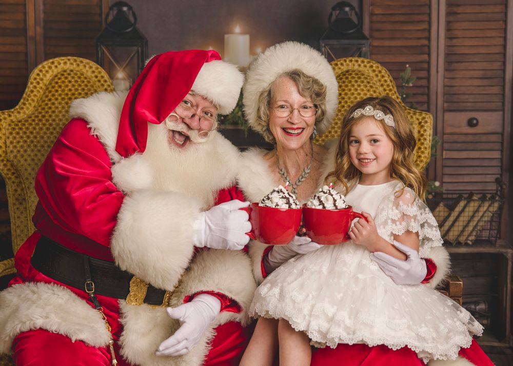 knoxville santa with mrs claus and little girl with hot cocoa