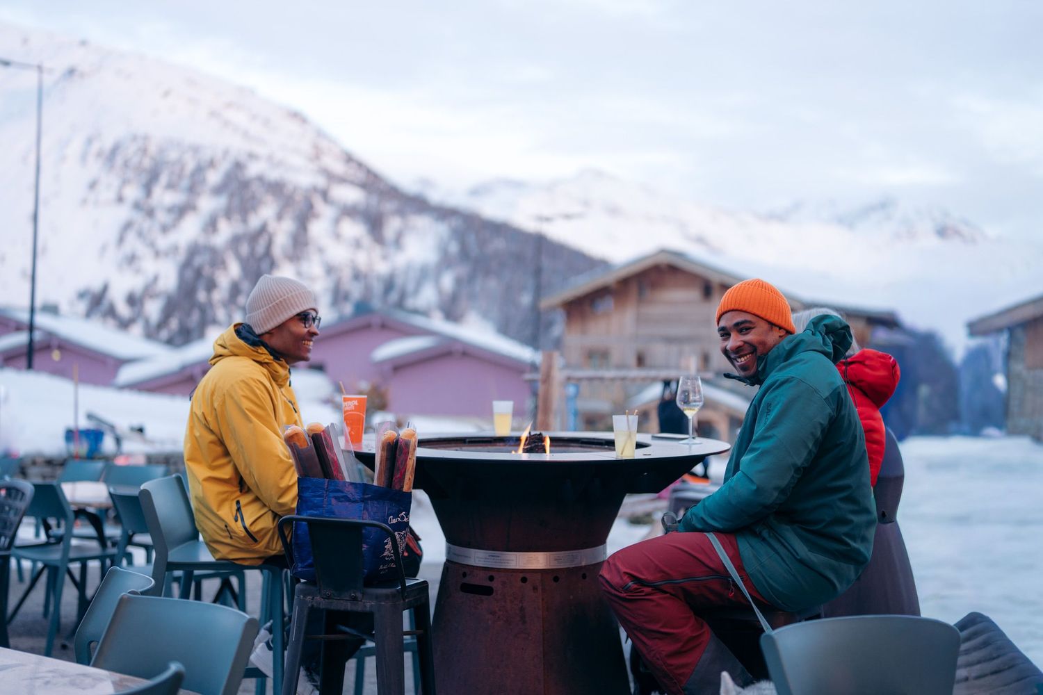 vacanciers qui boivent un verre autour du braséro du bar via-ferrata à la rosière