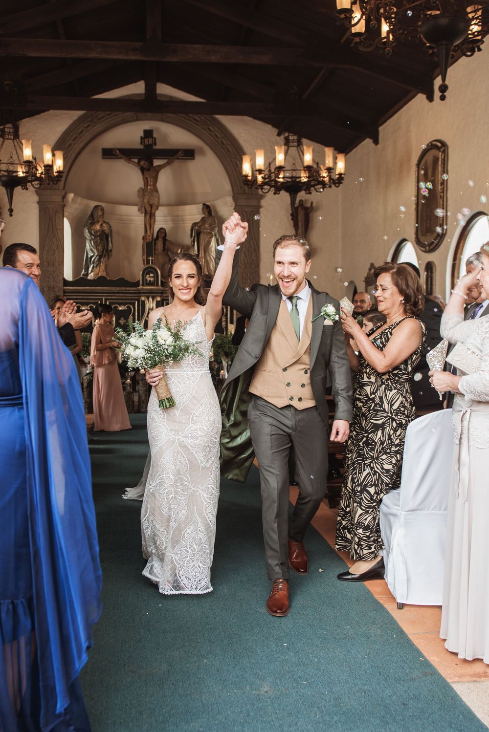 Novios celebrando su matrimonio religioso