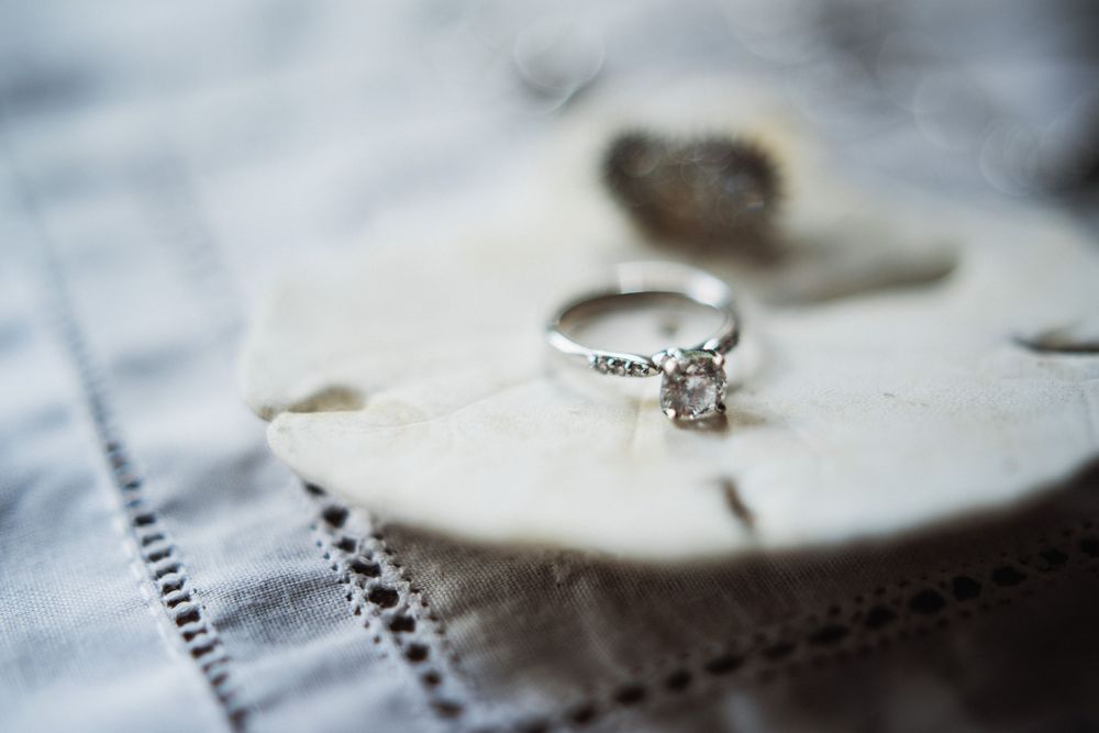 Detalle del anillo de la novia en su casa