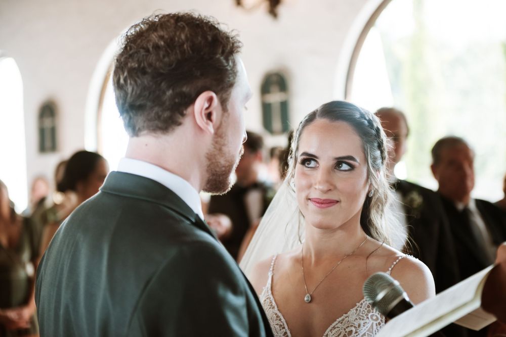 Mirada de los novios en la iglesia