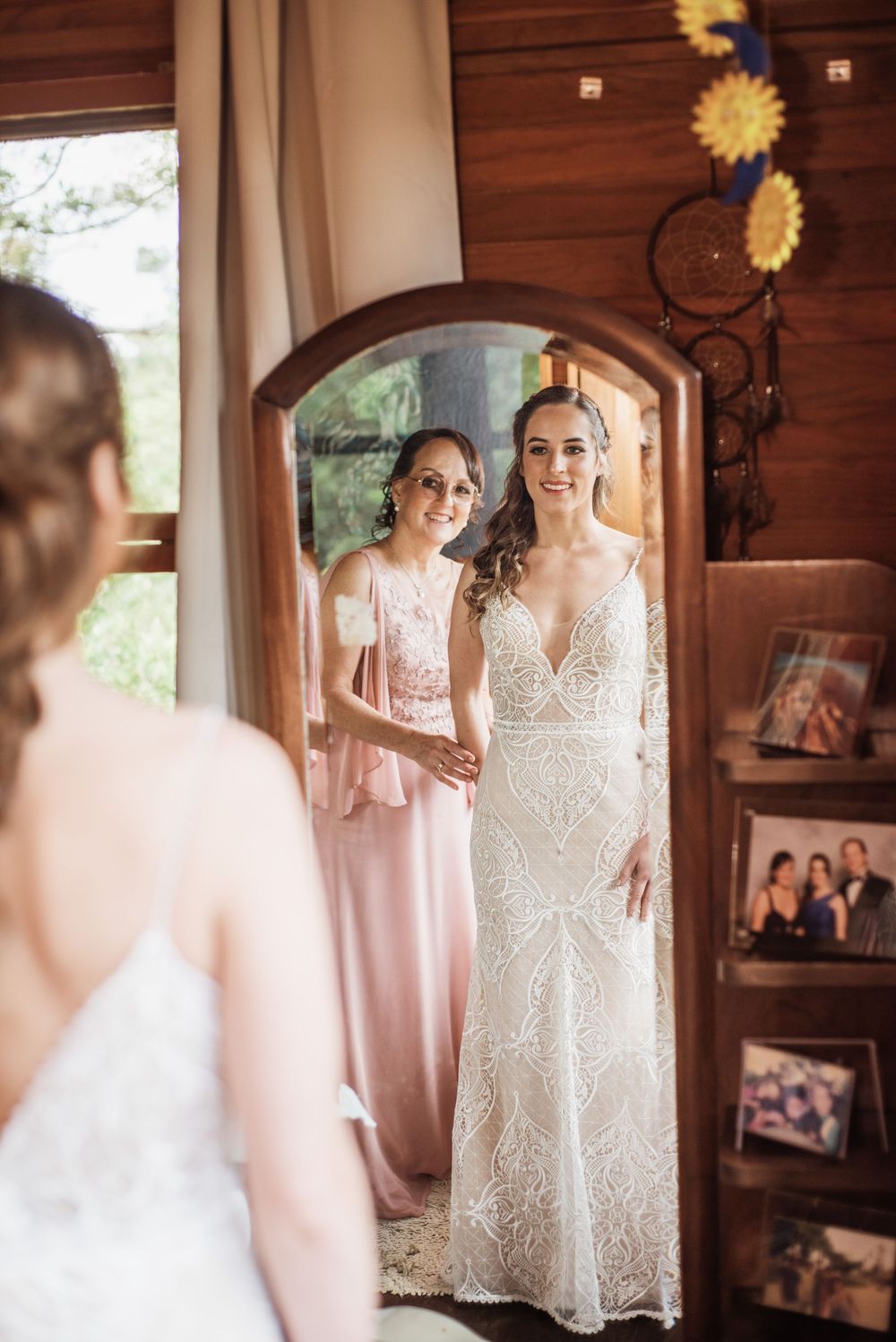 Novia arreglándose en su casa el día de su boda