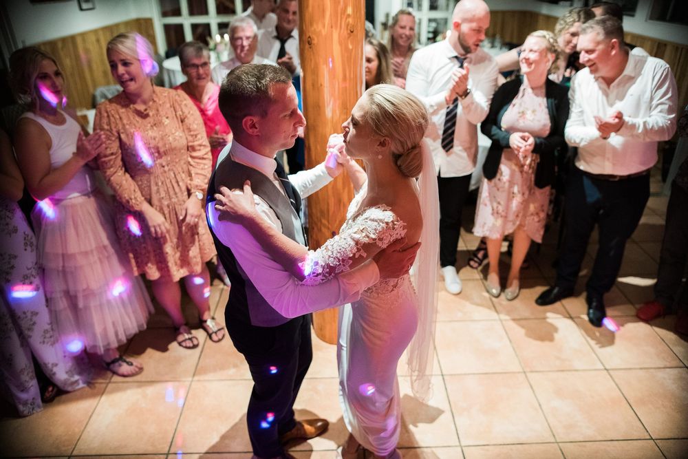 Gæster danser til bryllupsfesten – bryllupsfoto af Martin & Louise