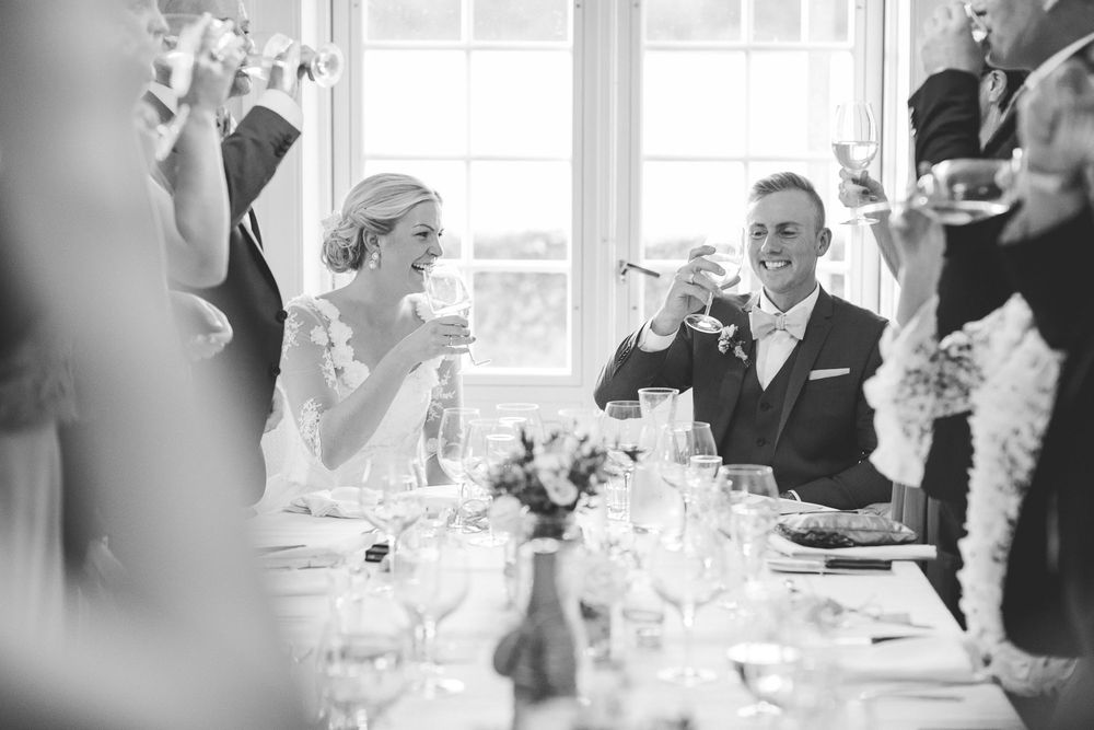 Gæster ved bryllupsmiddagen i sort/hvid – bryllupsfoto af Martin & Louise