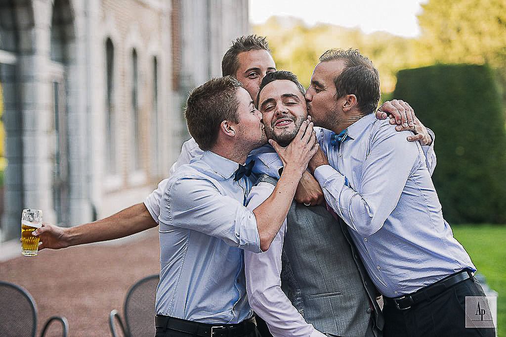 Photo spontanée du marié avec ses témoins