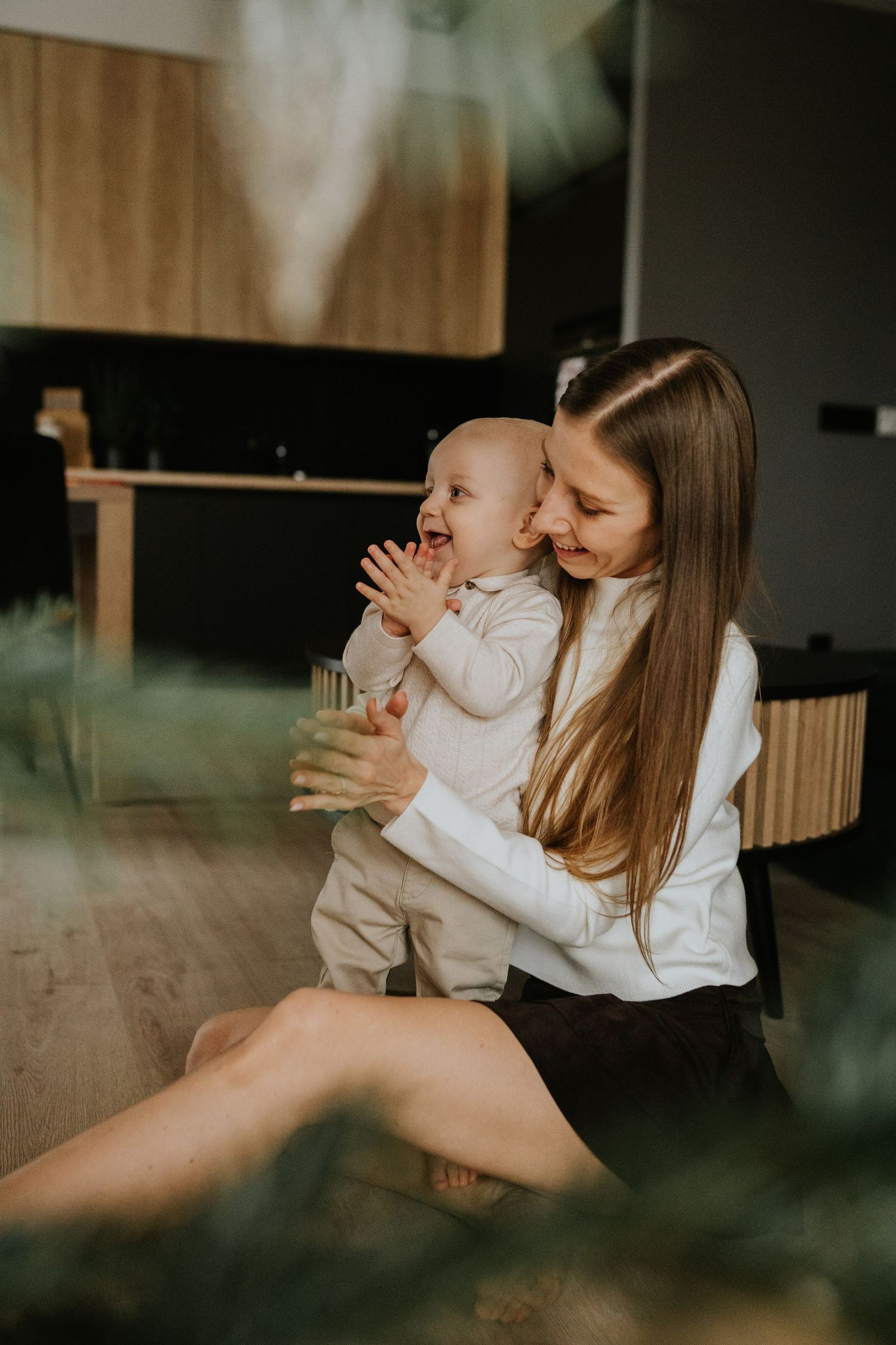 Domowa sesja świąteczna z rodziną w Katowicach. mama z dzieckiem