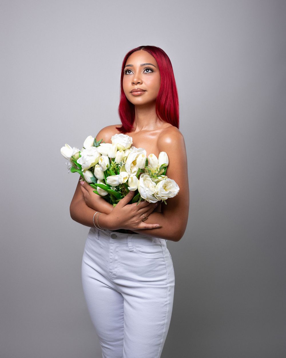 Fotografía de vaquera con rosas y tulipanes sombrero blanco fondo blanco República Dominicana