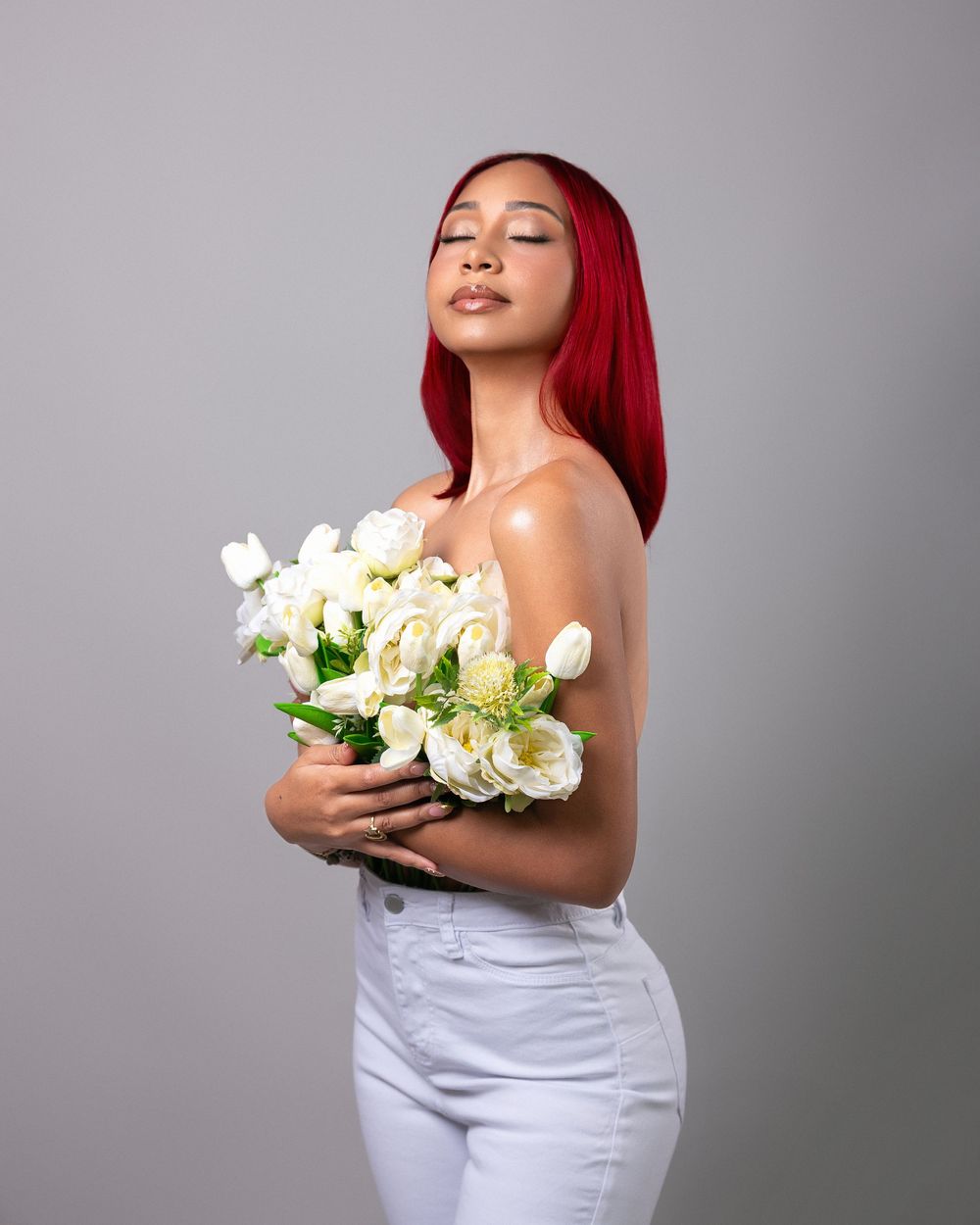 Fotografía de vaquera con rosas y tulipanes sombrero blanco fondo blanco República Dominicana