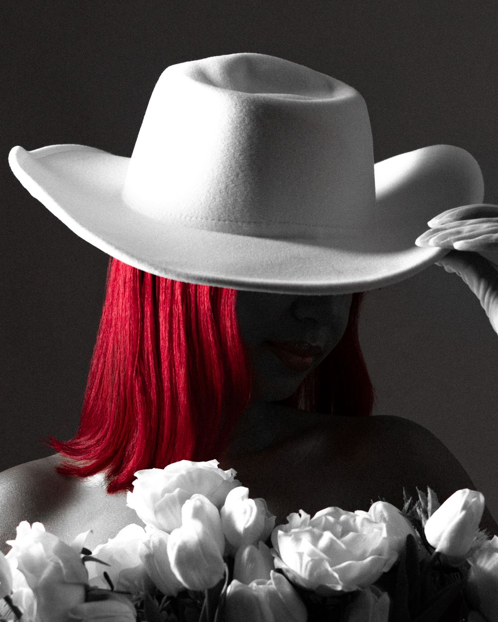 Fotografía de vaquera con rosas y tulipanes sombrero blanco fondo blanco República Dominicana