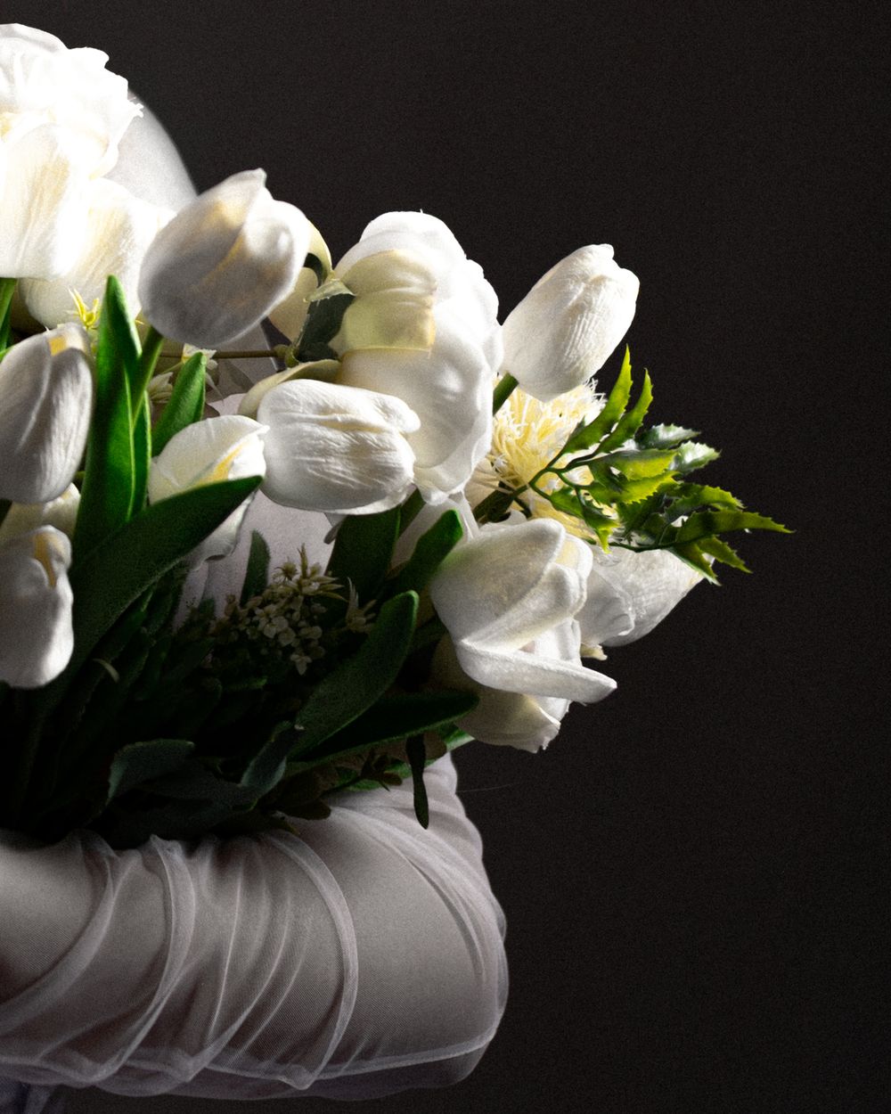 Fotografía de vaquera con rosas y tulipanes sombrero blanco fondo blanco República Dominicana