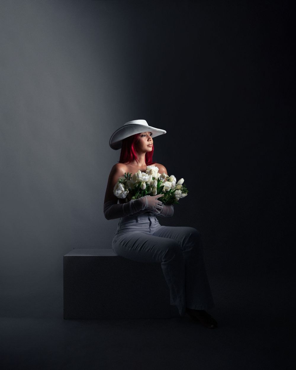 Fotografía de vaquera con rosas y tulipanes sombrero blanco fondo blanco República Dominicana