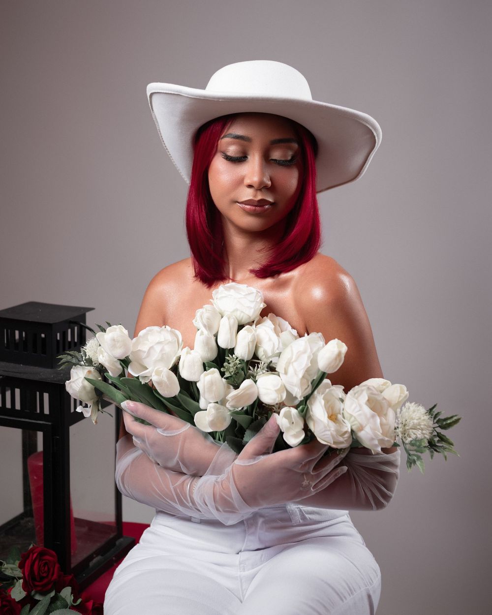 Fotografía de vaquera con rosas y tulipanes sombrero blanco fondo blanco República Dominicana